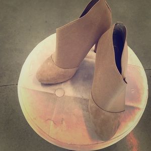 Jessica Simpson beige/tan pumps, size 7